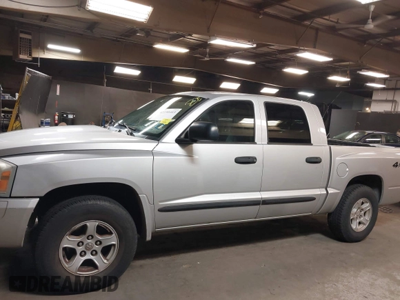 2005 Dodge Dakota SLT with VIN 1D7HW48N15S164352, listed as a IAAI auction lot 42190403 with 150,794 mi miles. Bid and sale history available at carsss.com. Image 14.
