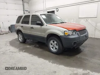 2005 Ford Escape XLT with VIN 1FMYU93135KA70647, listed as a IAAI auction lot 41740901 with 219,117 mi miles. Bid and sale history available at carsss.com. Image 1.