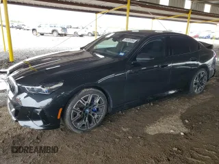 2024 BMW i5 eDrive40 z VIN WBY33FK01RCP20132, wystawiony jako Copart lot #64905364 z przebiegiem 10 638 mil mil oraz Szkody całkowita. Historia ofert i sprzedaży dostępna na DreamBid. Obrazek 1.