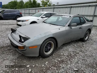 1983 Porsche 944 z VIN WP0AA0948DN453105, wystawiony jako Copart lot #58870185 z przebiegiem 96 753 mil mil oraz Czysty tytuł • Clean title. Historia ofert i sprzedaży dostępna na DreamBid. Obrazek 1.
