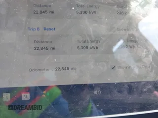 2024 Tesla Model Y z VIN 7SAYGDED2RF032628, wystawiony jako IAAI lot #42507569 z przebiegiem 22 845 mil mil oraz . Historia ofert i sprzedaży dostępna na DreamBid. Obrazek 16.