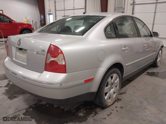 2003 Volkswagen Passat GLX with VIN WVWTH63B93P275335, listed as a IAAI auction lot 41398460 with 197,814 mi miles. Bid and sale history available at carsss.com. Image 4.