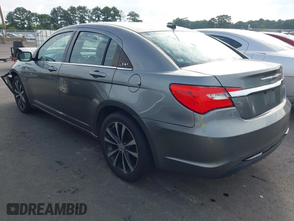 2012 Chrysler 200 Touring z VIN 1C3CCBBG5CN264045, wystawiony jako IAAI lot #42500711 z przebiegiem 176 135 mil mil oraz . Historia ofert i sprzedaży dostępna na DreamBid. Obrazek 3.