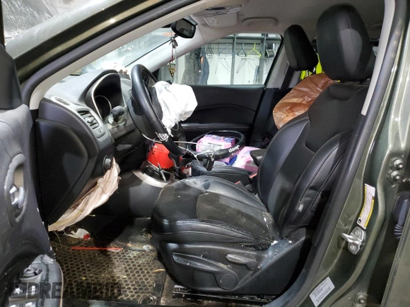 2017 Jeep Compass Latitude с VIN 3C4NJDBB6HT693440, выставлен на аукционе Copart как лот 87587755 с пробегом 72 236 миль миль и Списание • Salvage title. История ставок и продаж доступна на DreamBid. Изображение 7.