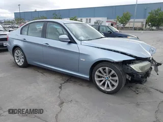 2011 BMW 3 Series 328i z VIN WBAPH5G50BNM80825, wystawiony jako IAAI lot #41500733 z przebiegiem 84 927 mil mil oraz . Historia ofert i sprzedaży dostępna na DreamBid. Obrazek 1.