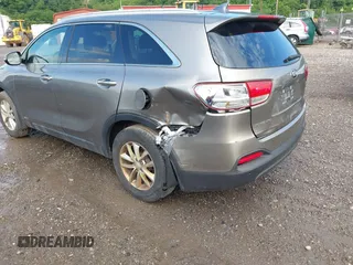 2017 Kia Sorento LX z VIN 5XYPGDA3XHG303917, wystawiony jako IAAI lot #42247202 z przebiegiem 110 279 mil mil oraz . Historia ofert i sprzedaży dostępna na DreamBid. Obrazek 6.