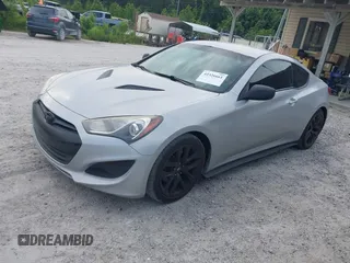 2013 Hyundai Genesis Coupe Premium z VIN KMHHT6KD0DU110084, wystawiony jako IAAI lot #42326661 z przebiegiem 90 233 mil mil oraz . Historia ofert i sprzedaży dostępna na DreamBid. Obrazek 2.