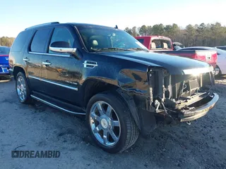 2010 Cadillac Escalade Luxury z VIN 1GYUCBEF5AR270687, wystawiony jako IAAI lot #41339336 z przebiegiem 142 240 mil mil oraz . Historia ofert i sprzedaży dostępna na DreamBid. Obrazek 1.