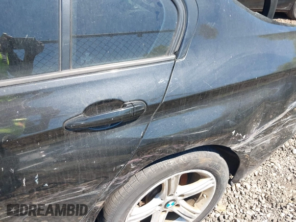 2015 BMW 3 Series 328i xDrive z VIN WBA3B5G52FNS14339, wystawiony jako IAAI lot #42218733 z przebiegiem Nie podano mil oraz . Historia ofert i sprzedaży dostępna na DreamBid. Obrazek 6.