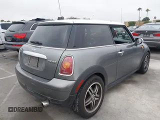 2010 MINI Hardtop z VIN WMWMF3C57ATZ25476, wystawiony jako IAAI lot #42745866 z przebiegiem 100 461 mil mil oraz . Historia ofert i sprzedaży dostępna na DreamBid. Obrazek 4.