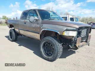 2000 Dodge 1500 z VIN 1B7HF13Z7YJ123270, wystawiony jako IAAI lot #42300077 z przebiegiem 147 527 mil mil oraz . Historia ofert i sprzedaży dostępna na DreamBid. Obrazek 1.