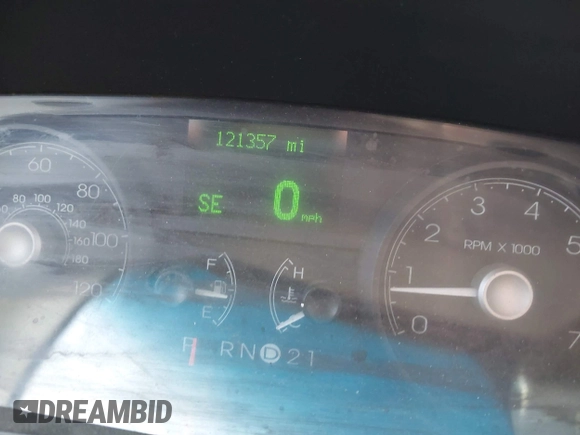 2007 Lincoln Town Car Signature z VIN 1LNHM81W77Y637564, wystawiony jako IAAI lot #42035072 z przebiegiem 121 357 mil mil oraz . Historia ofert i sprzedaży dostępna na DreamBid. Obrazek 7.