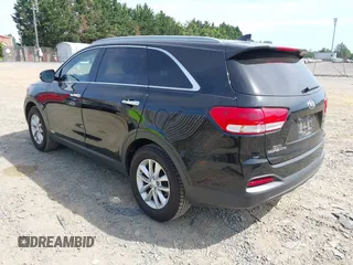 2016 Kia Sorento LX z VIN 5XYPGDA3XGG044182, wystawiony jako IAAI lot #42312303 z przebiegiem 107 844 mil mil oraz . Historia ofert i sprzedaży dostępna na DreamBid. Obrazek 3.