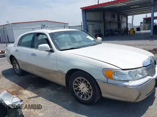 2002 Lincoln Town Car Signature z VIN 1LNHM82W72Y612350, wystawiony jako IAAI lot #42038177 z przebiegiem Nie podano mil oraz . Historia ofert i sprzedaży dostępna na DreamBid. Obrazek 13.