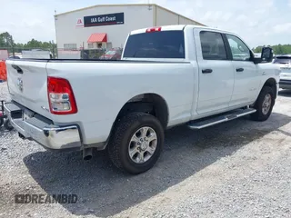 2024 Ram 2500 Big Horn z VIN 3C6UR5DL4RG154221, wystawiony jako IAAI lot #42462540 z przebiegiem 36 235 mil mil oraz . Historia ofert i sprzedaży dostępna na DreamBid. Obrazek 4.