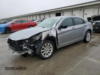 2013 Chrysler 200 Touring z VIN 1C3CCBBB2DN688904, wystawiony jako Copart lot #44463585 z przebiegiem 123 940 mil mil oraz Szkoda całkowita • Salvage title. Historia ofert i sprzedaży dostępna na DreamBid. Obrazek 1.