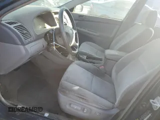 2004 Toyota Camry LE z VIN 4T1BE32K64U329578, wystawiony jako Copart lot #85528744 z przebiegiem Nie podano mil oraz Czysty tytuł • Clean title. Historia ofert i sprzedaży dostępna na DreamBid. Obrazek 7.