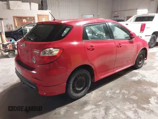 2009 Toyota Matrix S z VIN 2T1KE40E39C014426, wystawiony jako IAAI lot #42330634 z przebiegiem 237 012 mil mil oraz . Historia ofert i sprzedaży dostępna na DreamBid. Obrazek 4.
