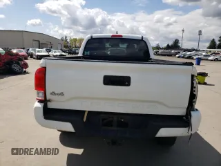 2017 Toyota Tacoma SR z VIN 5TFSX5EN8HX048354, wystawiony jako Copart lot #53874655 z przebiegiem 108 957 mil mil oraz Szkoda całkowita • Salvage title. Historia ofert i sprzedaży dostępna na DreamBid. Obrazek 6.