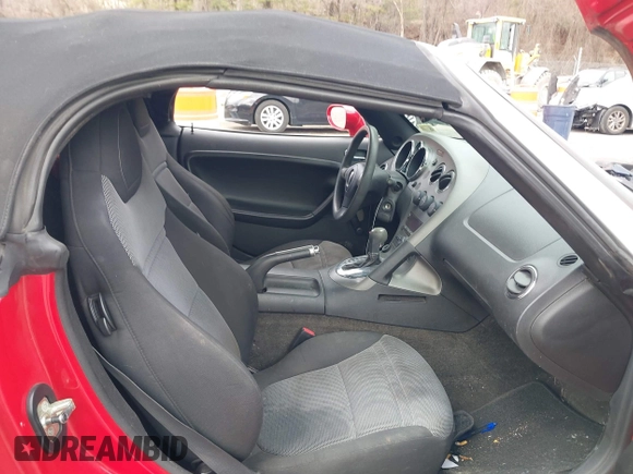 2008 Pontiac Solstice z VIN 1G2MC35B28Y126205, wystawiony jako IAAI lot #41690165 z przebiegiem 95 197 mil mil oraz . Historia ofert i sprzedaży dostępna na DreamBid. Obrazek 5.