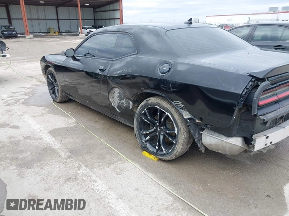 2017 Dodge Challenger SXT z VIN 2C3CDZAG5HH501706, wystawiony jako IAAI lot #41508621 z przebiegiem 93 658 mil mil oraz . Historia ofert i sprzedaży dostępna na DreamBid. Obrazek 18.
