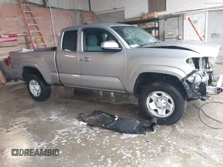 2017 Toyota Tacoma SR z VIN 5TFRX5GN5HX080965, wystawiony jako IAAI lot #42226343 z przebiegiem 81 612 mil mil oraz . Historia ofert i sprzedaży dostępna na DreamBid. Obrazek 1.