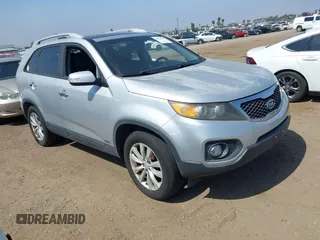 2011 Kia Sorento EX z VIN 5XYKUDA20BG148067, wystawiony jako IAAI lot #42554787 z przebiegiem 149 656 mil mil oraz . Historia ofert i sprzedaży dostępna na DreamBid. Obrazek 1.