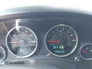 2015 Jeep Wrangler Unlimited Rubicon z VIN 1C4BJWFGXFL755810, wystawiony jako IAAI lot #42495531 z przebiegiem 109 668 mil mil oraz . Historia ofert i sprzedaży dostępna na DreamBid. Obrazek 7.