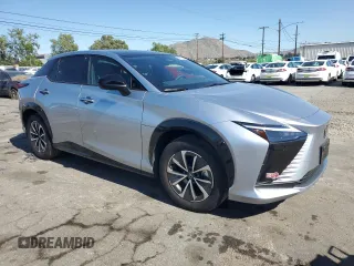 2024 Lexus RZ 300e Premium z VIN JTJABABB6RA002164, wystawiony jako Copart lot #56575245 z przebiegiem 11 687 mil mil oraz Szkoda całkowita • Salvage title. Historia ofert i sprzedaży dostępna na DreamBid. Obrazek 4.