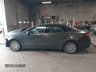 2015 Ford Fusion S Hybrid with VIN 3FA6P0UU8FR178675, listed as a IAAI auction lot 42104712 with 129,998 mi miles. Bid and sale history available at carsss.com. Image 14.