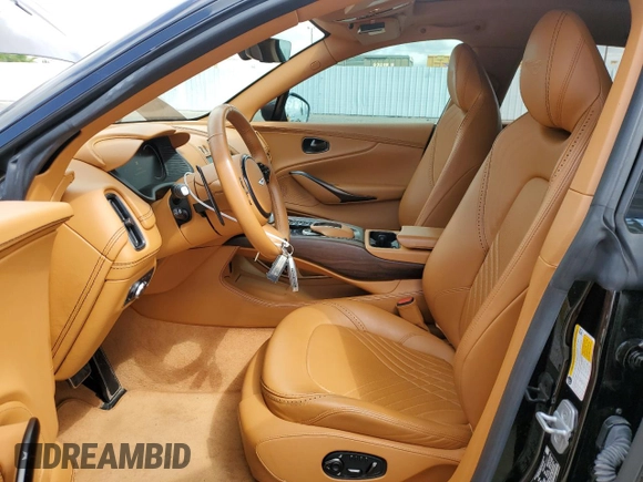 2021 Aston Martin DBX z VIN SCFVUJAW7MTV03341, wystawiony jako Copart lot #71015804 z przebiegiem 12 324 mil mil oraz Szkody całkowita. Historia ofert i sprzedaży dostępna na DreamBid. Obrazek 7.
