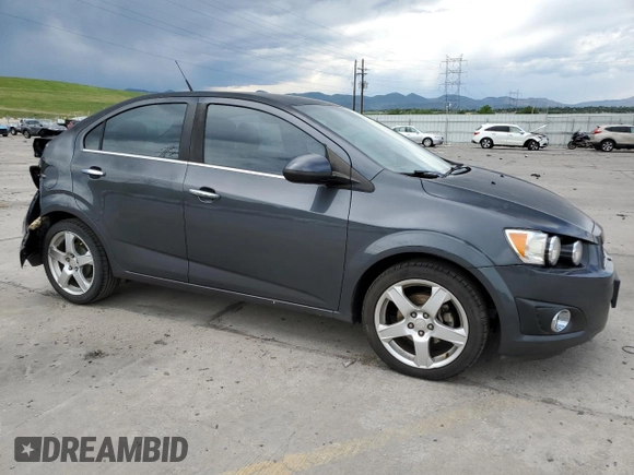 2013 Chevrolet Sonic LTZ z VIN 1G1JE5SH0D4102525, wystawiony jako Copart lot #60976595 z przebiegiem 138 420 mil mil oraz Szkoda całkowita • Salvage title. Historia ofert i sprzedaży dostępna na DreamBid. Obrazek 4.
