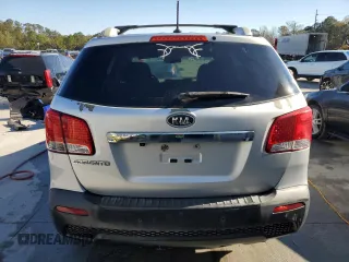 2013 Kia Sorento LX z VIN 5XYKT4A62DG332256, wystawiony jako Copart lot #88001935 z przebiegiem Nie podano mil oraz Szkoda całkowita • Salvage title. Historia ofert i sprzedaży dostępna na DreamBid. Obrazek 6.