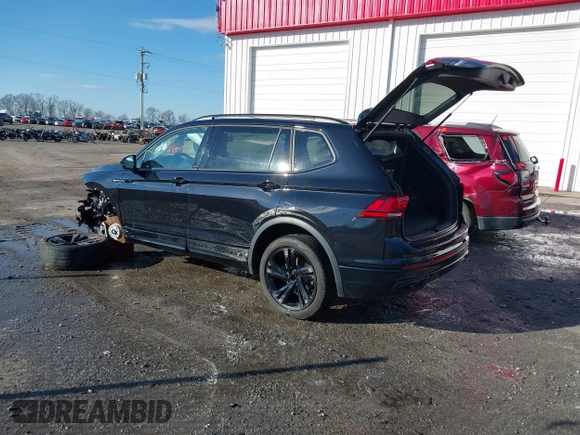 2023 Volkswagen Tiguan SE R-Line Black z VIN 3VVCB7AX5PM100499, wystawiony jako IAAI lot #41261505 z przebiegiem 26 677 mil mil oraz . Historia ofert i sprzedaży dostępna na DreamBid. Obrazek 3.