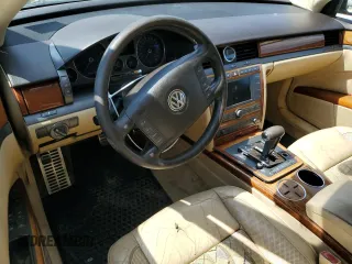 2005 Volkswagen Phaeton z VIN WVWAF03D658003589, wystawiony jako Copart lot #74049134 z przebiegiem 124 506 mil mil oraz Tytuł czysty. Historia ofert i sprzedaży dostępna na DreamBid. Obrazek 8.