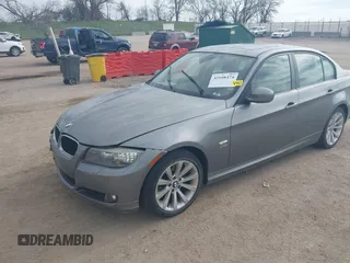 2011 BMW 3 Series 328i xDrive z VIN WBAPK5C52BF123454, wystawiony jako IAAI lot #42108474 z przebiegiem 111 165 mil mil oraz . Historia ofert i sprzedaży dostępna na DreamBid. Obrazek 2.