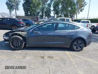 2018 Tesla Model 3 Long Range Battery z VIN 5YJ3E1EA2JF039262, wystawiony jako IAAI lot #42463443 z przebiegiem 77 482 mil mil oraz . Historia ofert i sprzedaży dostępna na DreamBid. Obrazek 15.