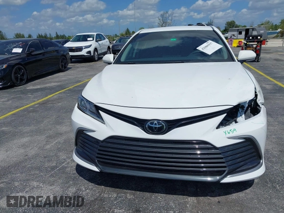 2024 Toyota Camry LE z VIN 4T1R11AK5RU881936, wystawiony jako IAAI lot #42080937 z przebiegiem 13 302 mil mil oraz . Historia ofert i sprzedaży dostępna na DreamBid. Obrazek 12.