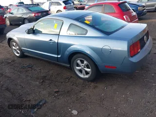 2005 Ford Mustang Deluxe z VIN 1ZVFT80N855137996, wystawiony jako IAAI lot #41872426 z przebiegiem 174 484 mil mil oraz . Historia ofert i sprzedaży dostępna na DreamBid. Obrazek 3.