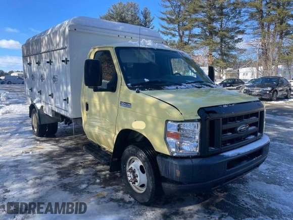2019 Ford Econoline Commercial z VIN 1FDXE4FS5KDC52270, wystawiony jako Copart lot #46290955 z przebiegiem 104 046 mil mil oraz Tytuł czysty. Historia ofert i sprzedaży dostępna na DreamBid. Obrazek 1.