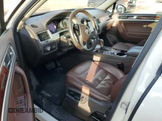 2012 Volkswagen Touareg Sport z VIN WVGFK9BP6CD002427, wystawiony jako Copart lot #42576335 z przebiegiem 167 936 mil mil oraz Szkoda całkowita • Salvage title. Historia ofert i sprzedaży dostępna na DreamBid. Obrazek 8.