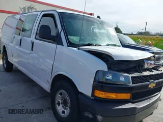 2020 Chevrolet Express Cargo z VIN 1GCWGBFG2L1153290, wystawiony jako IAAI lot #41564303 z przebiegiem 188 279 mil mil oraz . Historia ofert i sprzedaży dostępna na DreamBid. Obrazek 1.