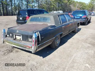 1992 Cadillac Brougham z VIN 1G6DW5477NR703007, wystawiony jako IAAI lot #41570312 z przebiegiem 106 453 mil mil oraz . Historia ofert i sprzedaży dostępna na DreamBid. Obrazek 4.