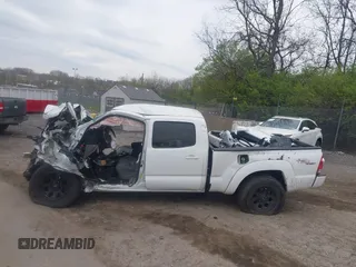 2013 Toyota Tacoma z VIN 5TFMU4FN9DX019465, wystawiony jako IAAI lot #42010194 z przebiegiem 115 812 mil mil oraz . Historia ofert i sprzedaży dostępna na DreamBid. Obrazek 14.