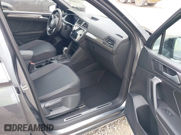 2024 Volkswagen Tiguan SE R-Line Black with VIN 3VV8B7AX1RM181025, listed as a IAAI auction lot 42131070 with 5,497 mi miles and . Bid and sale history available at DreamBid. Image 5.