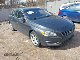 2015 Volvo V60 T5 Drive-E Premier z VIN YV140MEK1F1258057, wystawiony jako IAAI lot #41813010 z przebiegiem 191 118 mil mil oraz . Historia ofert i sprzedaży dostępna na DreamBid. Obrazek 1.