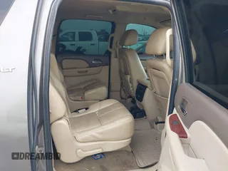 2011 GMC Yukon XL SLT z VIN 1GKS1KE07BR183572, wystawiony jako IAAI lot #42310565 z przebiegiem 341 982 mil mil oraz . Historia ofert i sprzedaży dostępna na DreamBid. Obrazek 8.