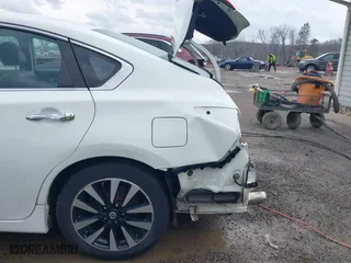 2018 Nissan Altima 2.5 SV with VIN 1N4AL3AP0JC190302, listed as a IAAI auction lot 41679072 with 84,133 mi miles. Bid and sale history available at carsss.com. Image 19.
