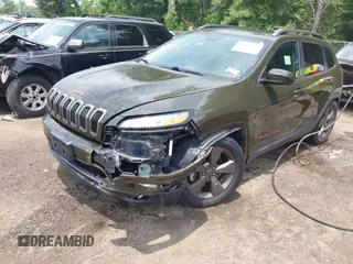 2016 Jeep Cherokee Latitude z VIN 1C4PJMCS3GW326575, wystawiony jako IAAI lot #42502217 z przebiegiem 76 805 mil mil oraz . Historia ofert i sprzedaży dostępna na DreamBid. Obrazek 17.