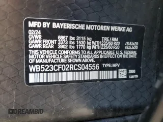 2024 BMW iX xDrive50 z VIN WB523CF02RCS04556, wystawiony jako Copart lot #51800655 z przebiegiem 7 915 mil mil oraz Czysty tytuł • Clean title. Historia ofert i sprzedaży dostępna na DreamBid. Obrazek 12.